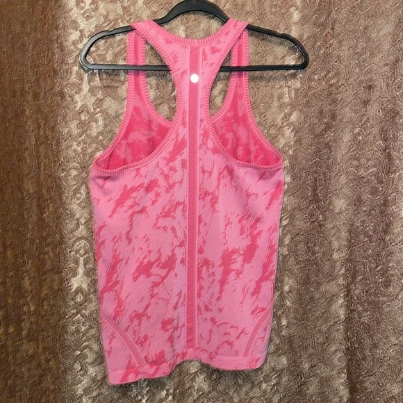 NWOT Lululemon Pink Patterned Women's Tank Top.  Size Large. - Picture 2 of 4